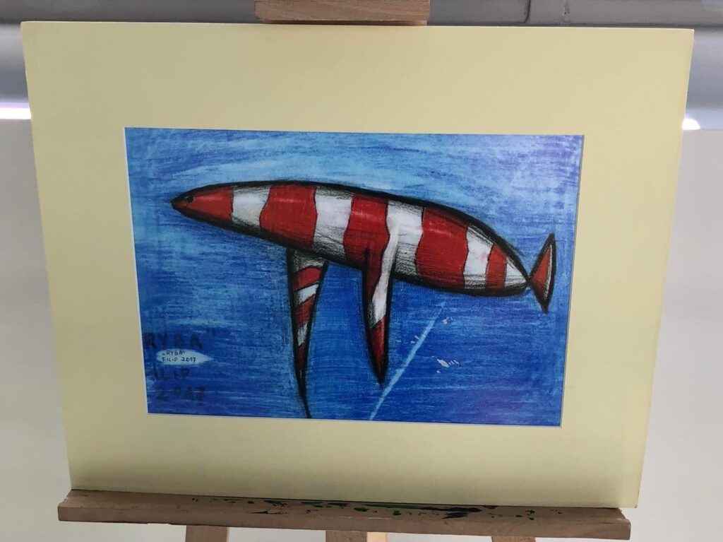 Ryba w biało-czerwone pasy pływa w wodzie