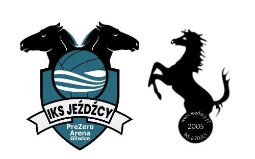 Logo klubu IKS Jeźdźcy - szarozielona tarcza z nazwą klubu i piłką do rugby. Na górze dwa czarne końskie łby patrzące w prawo i lewo. Obok wizerunek czarnego wierzgającego konia.