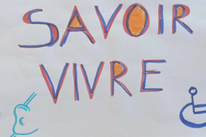Napisany kolorowymi kredkami tekst savoir vivre a obok niego znaki symbolizujące dysfunkcje słuchu oraz niepełnosprawność
