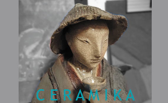 Fragment ceramiczne rzeźby przedstawiającej chińczyka w kapeluszu trzymającego w dłoniach czarkę