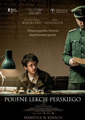 Plakat filmu "Poufne lekcje perskiego". Przy biurku siedzi młody mężczyzna o ciemnych włosach. Obok stoi żołnierz w nazistowskim mundurze i czyta jakiś dokument.