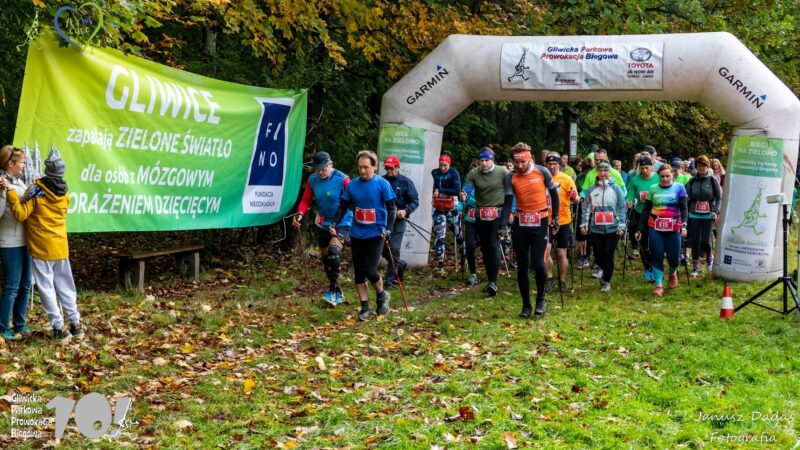 Grupa osób na starcie marszu nordic walking.